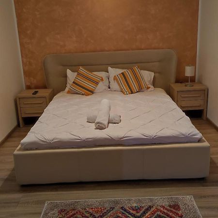 Apartament Lenus'k Apartment Bukares Bagian luar foto