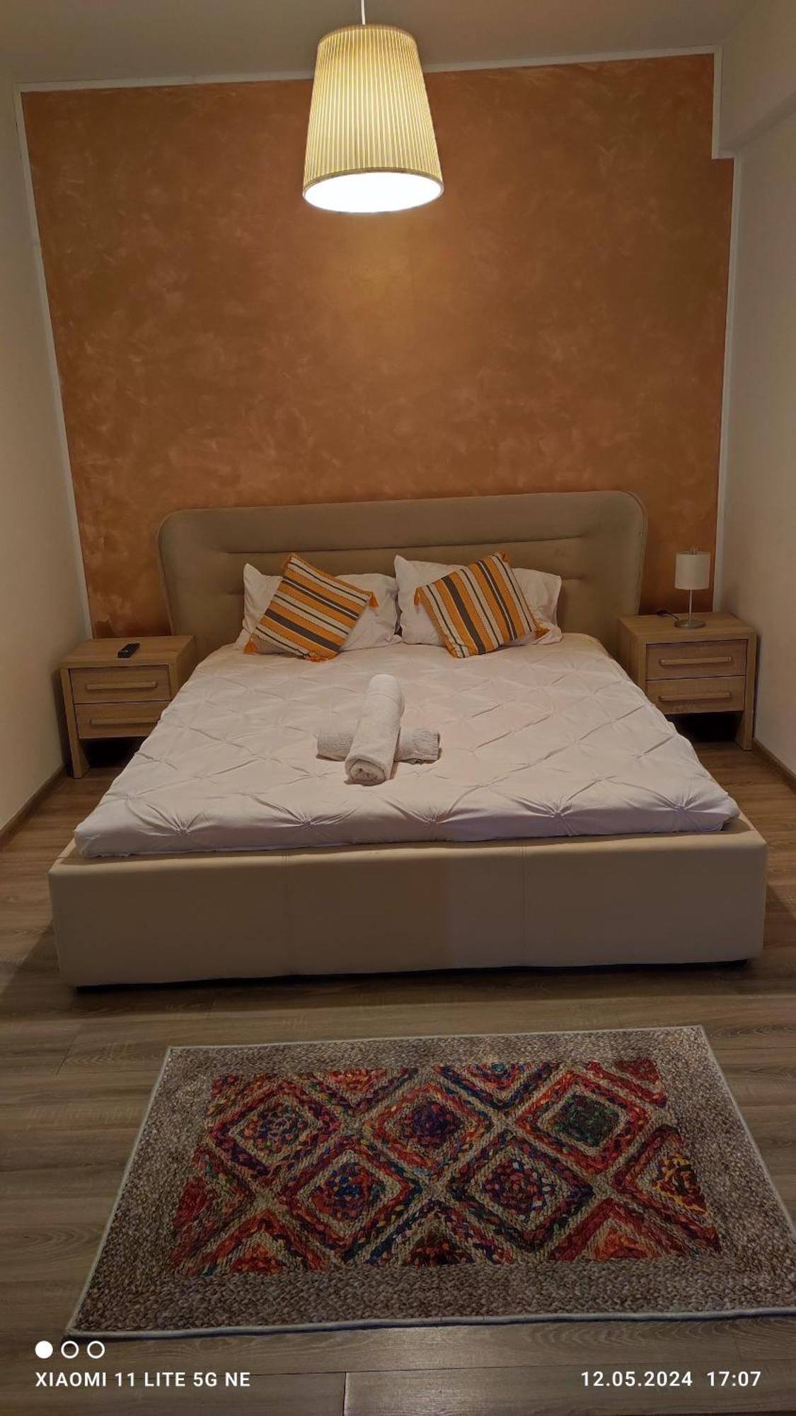 Apartament Lenus'k Apartment Bukares Bagian luar foto