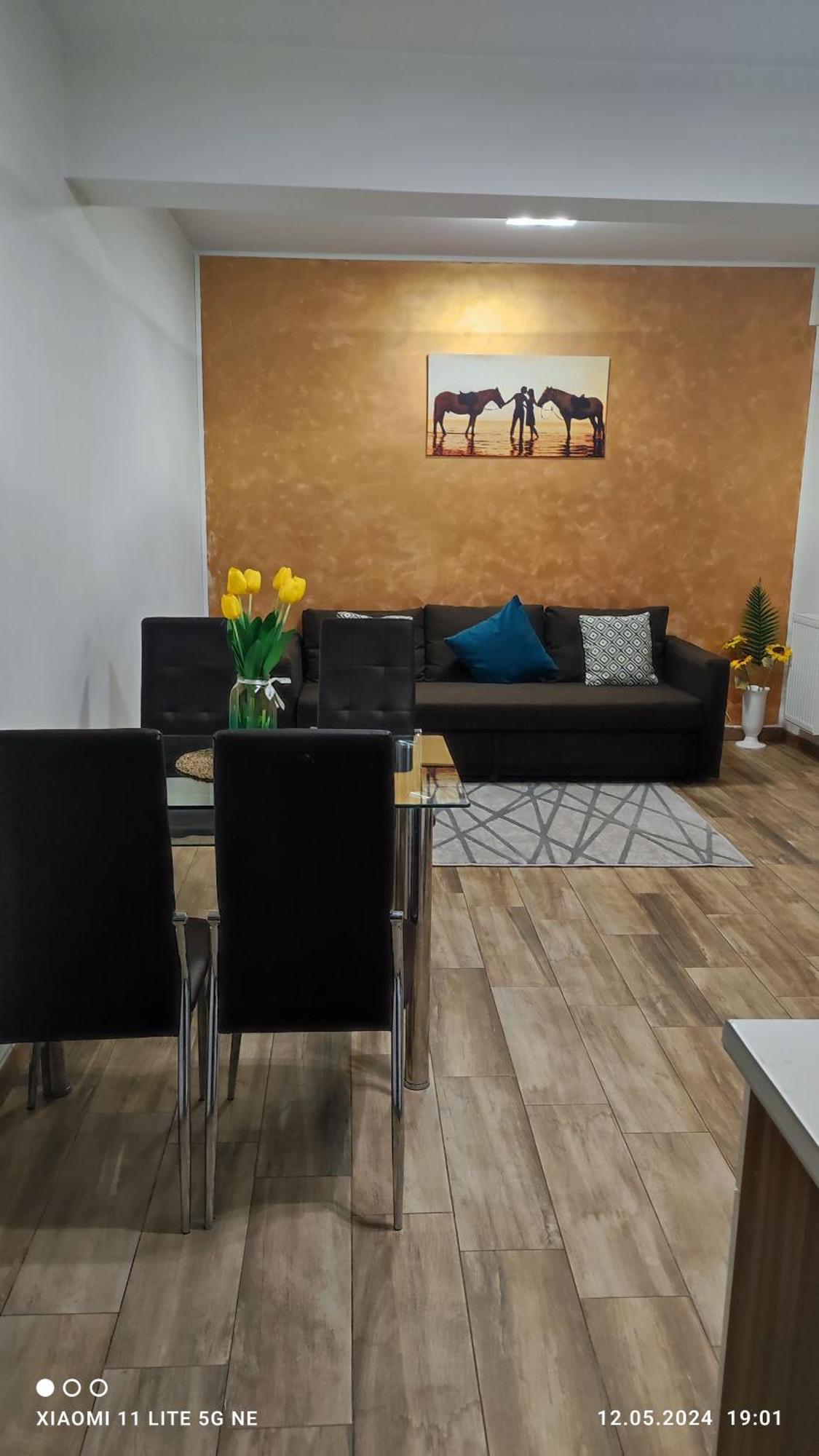 Apartament Lenus'k Apartment Bukares Bagian luar foto