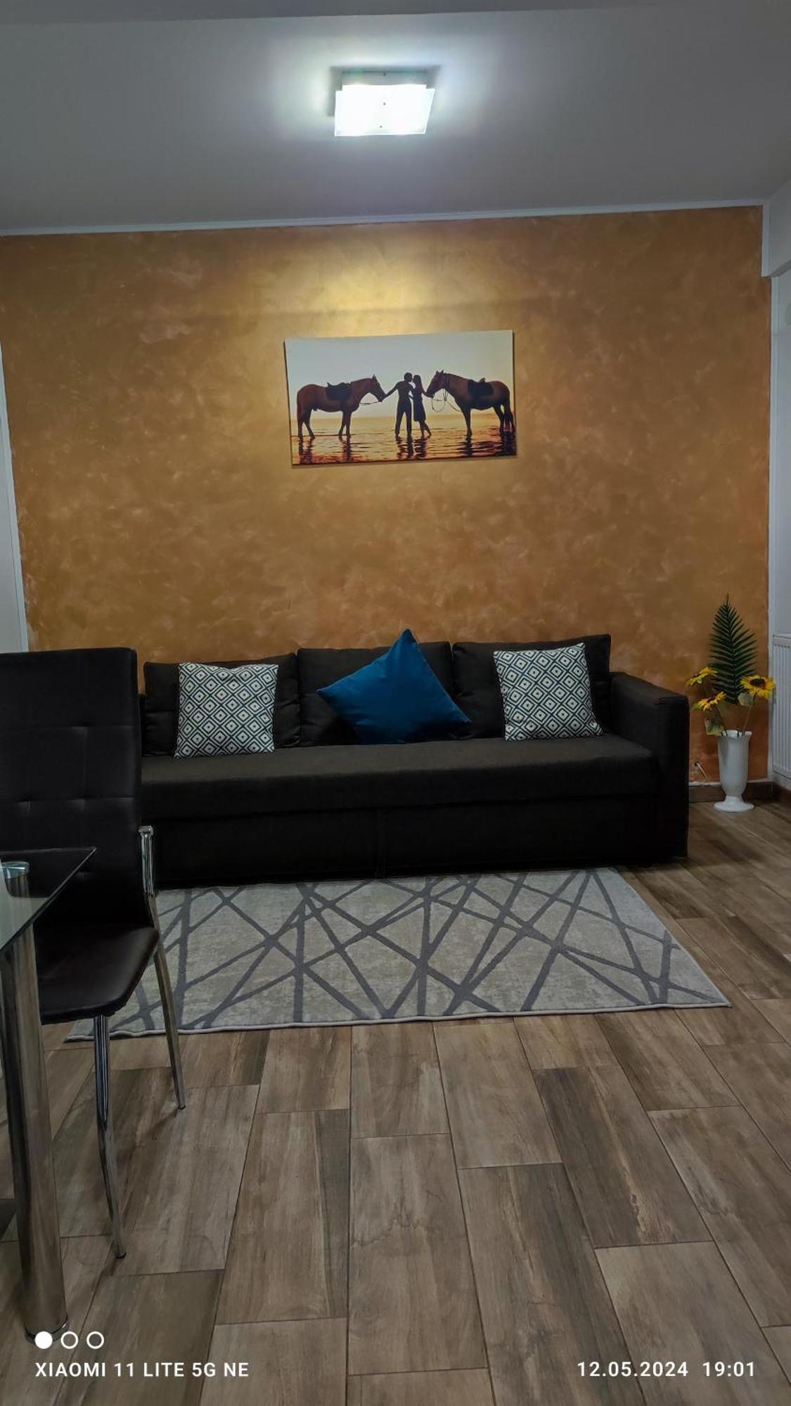 Apartament Lenus'k Apartment Bukares Bagian luar foto