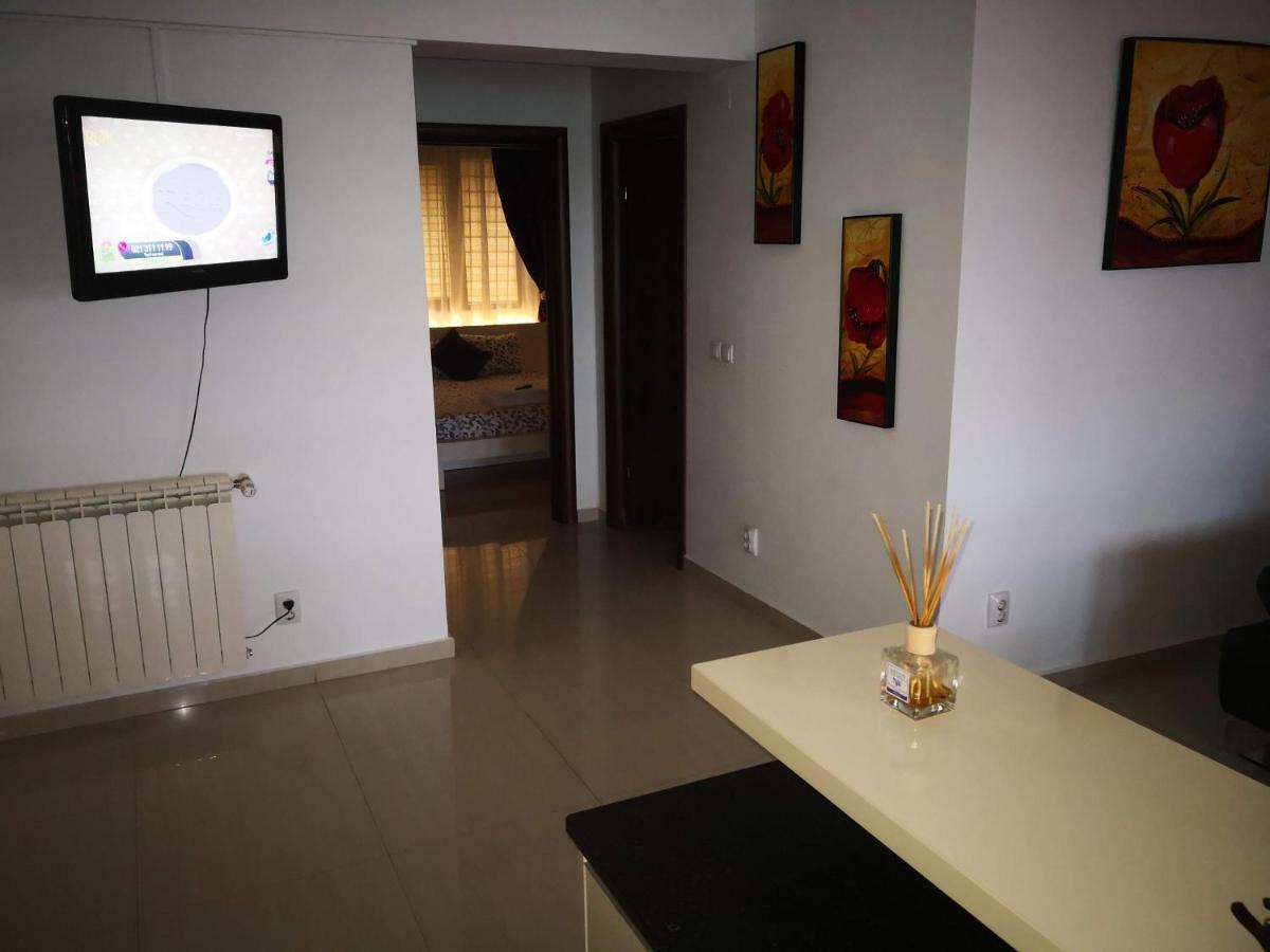 Apartament Lenus'k Apartment Bukares Bagian luar foto