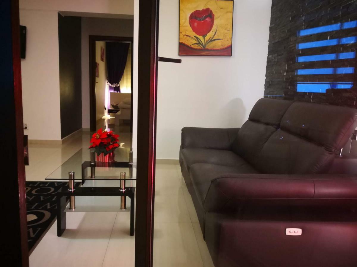 Apartament Lenus'k Apartment Bukares Bagian luar foto
