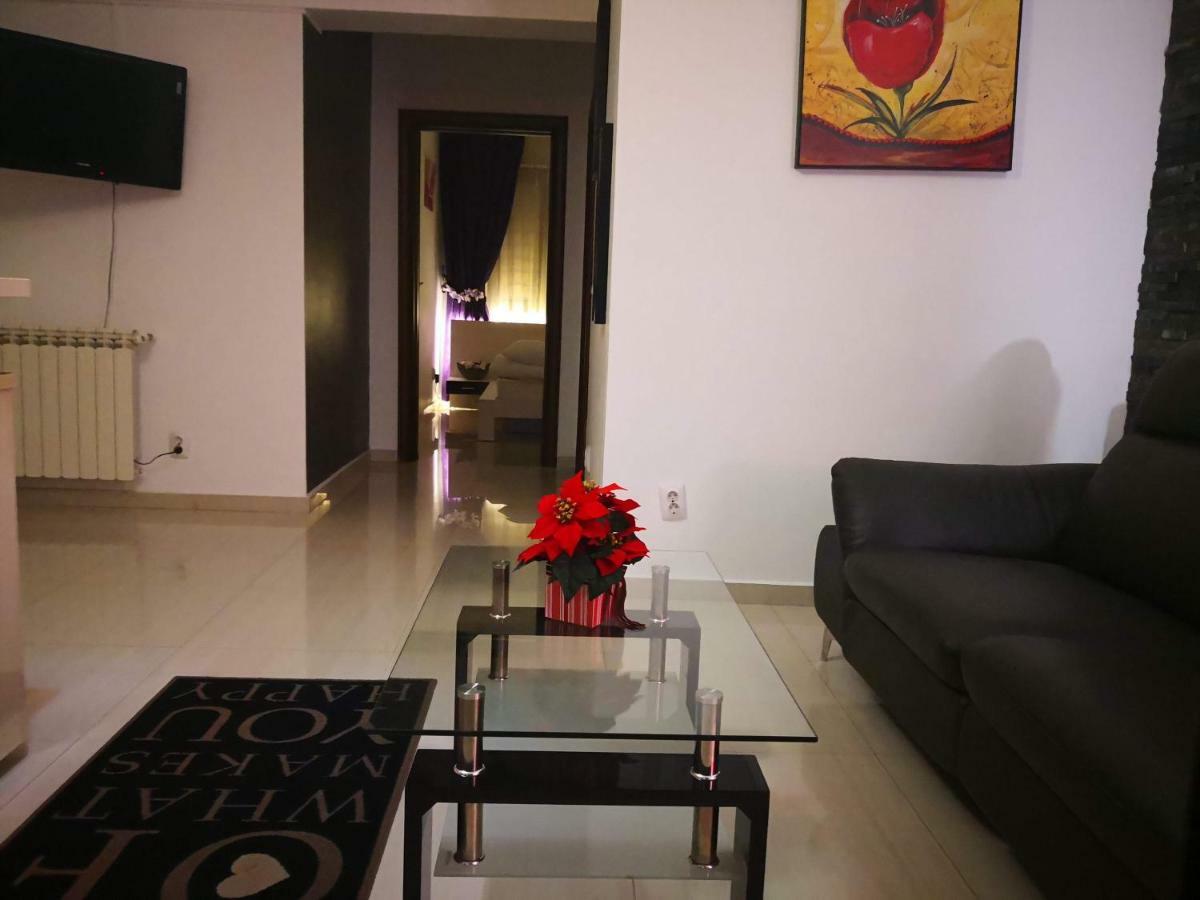 Apartament Lenus'k Apartment Bukares Bagian luar foto